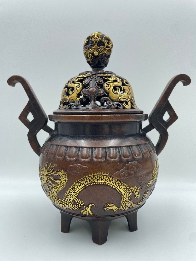 明宣德 铜胎画珐琅云龙纹狮钮六足炉