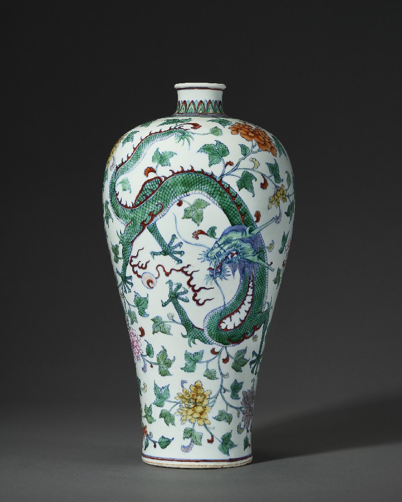 清雍正斗彩穿花龙凤纹梅瓶