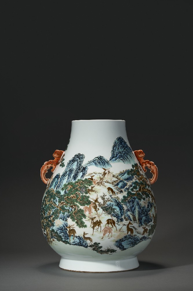 清乾隆粉彩百鹿图螭耳尊