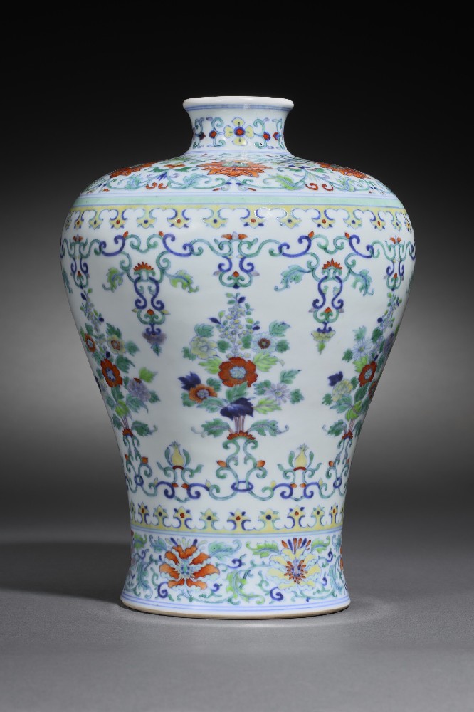 斗彩花卉纹梅瓶