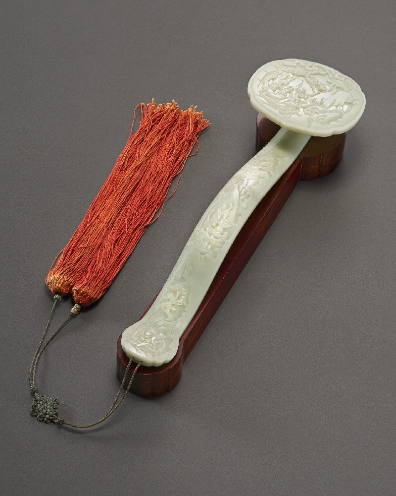 青白玉雕人物纹如意